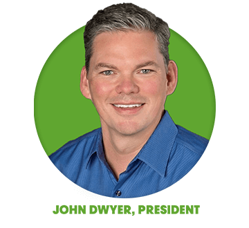 Primer plano del Presidente de Cricket, John Dwyer, con el pie de foto "John Dwyer, Presidente"