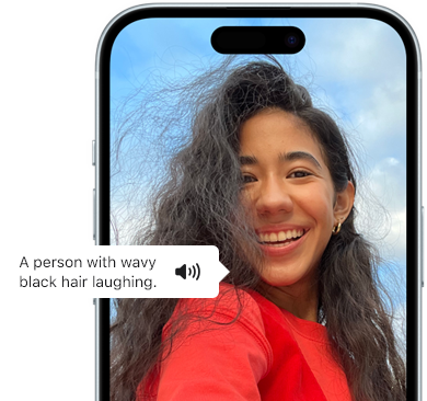 iPhone 15 mostrando la función Voz en Off, que explica la información de la foto: una persona de pelo negro ondulado riéndose